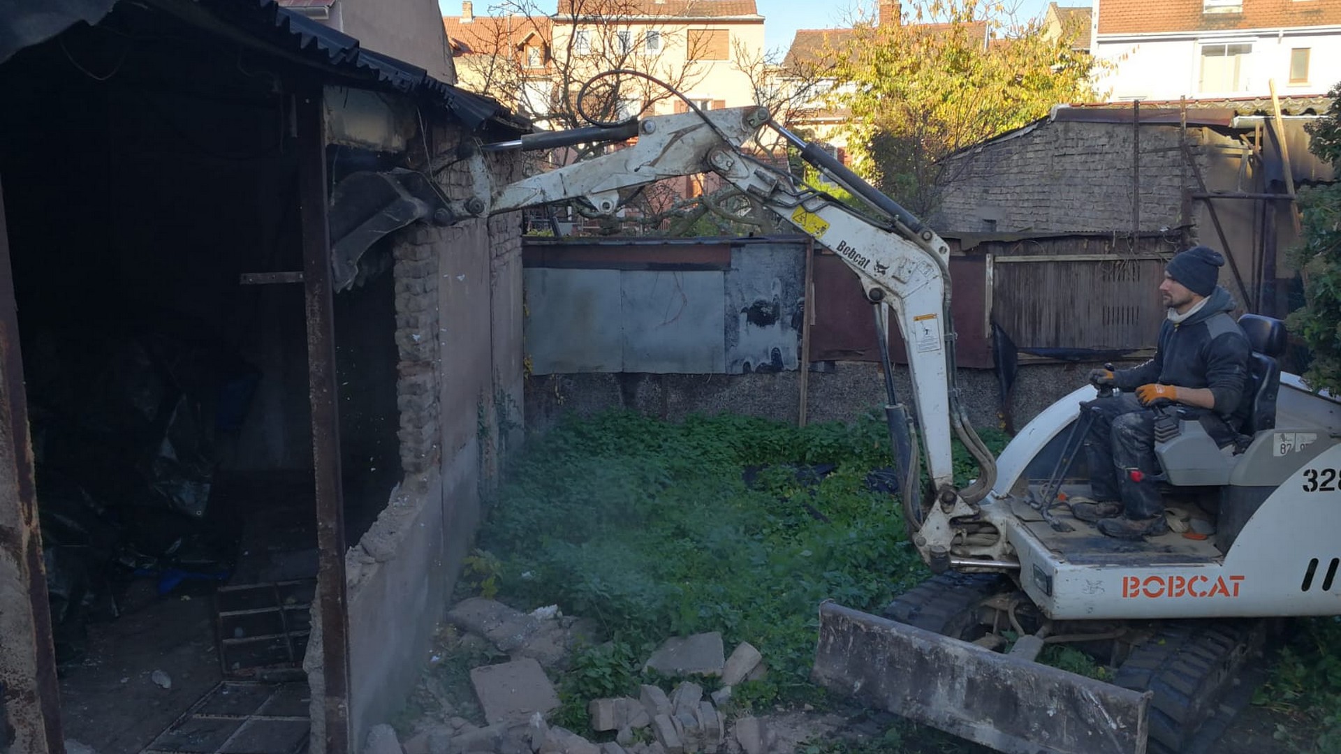 Démolition d'un ancien atelier par G2I Terrassements