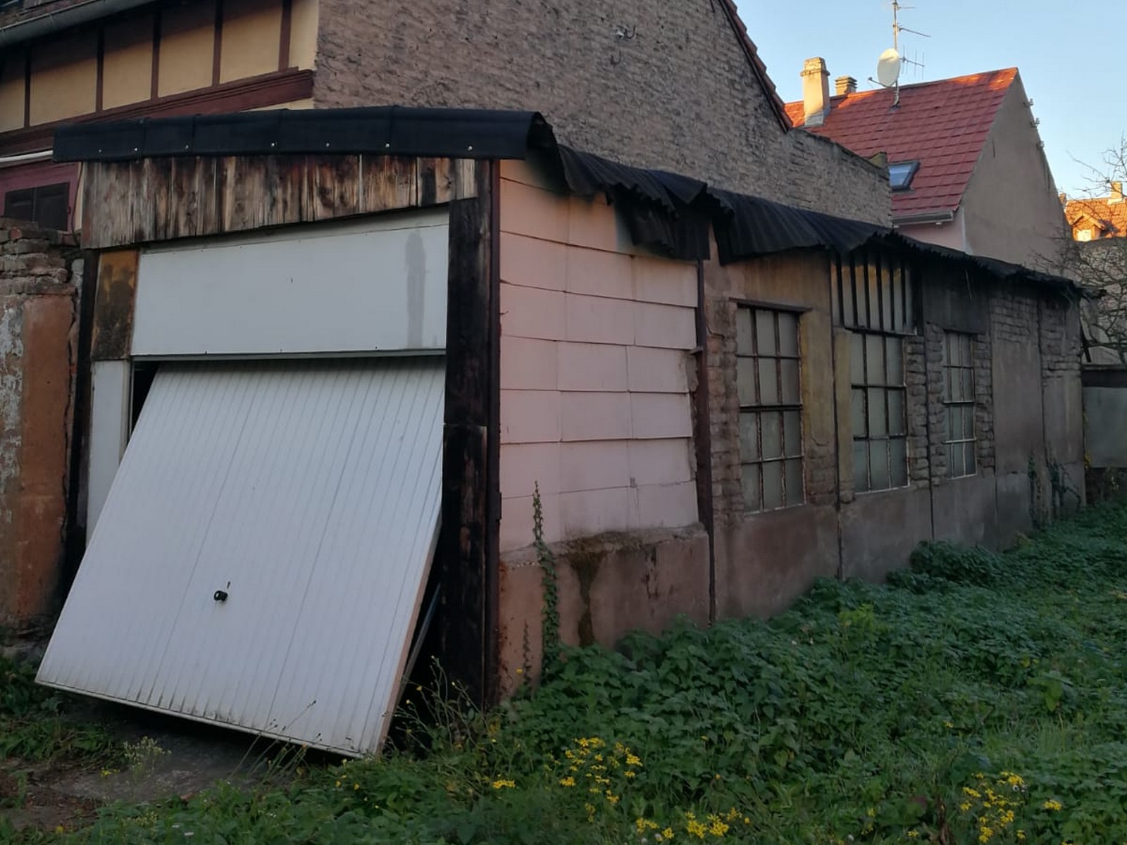 Avant démolition d'un ancien garage