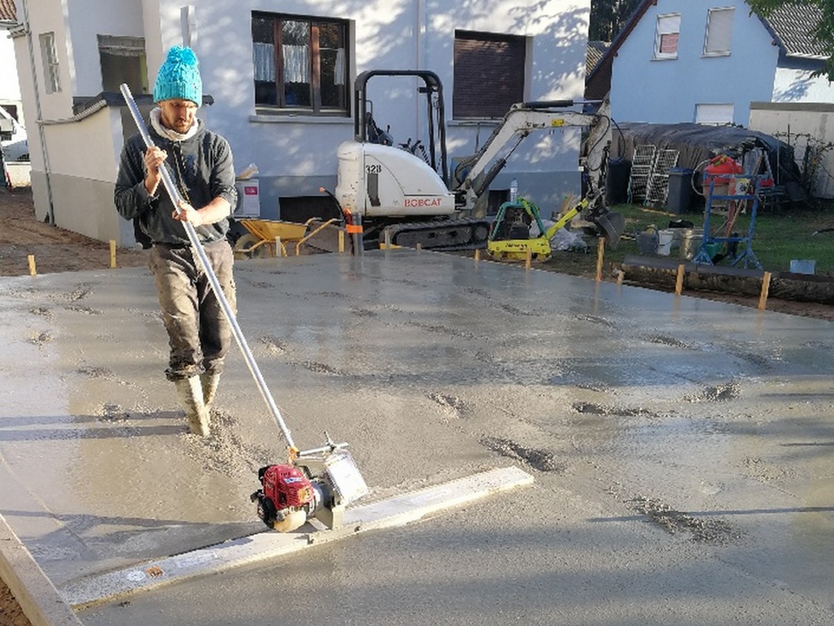 Finition d'une dalle en béton à la règle vibrante